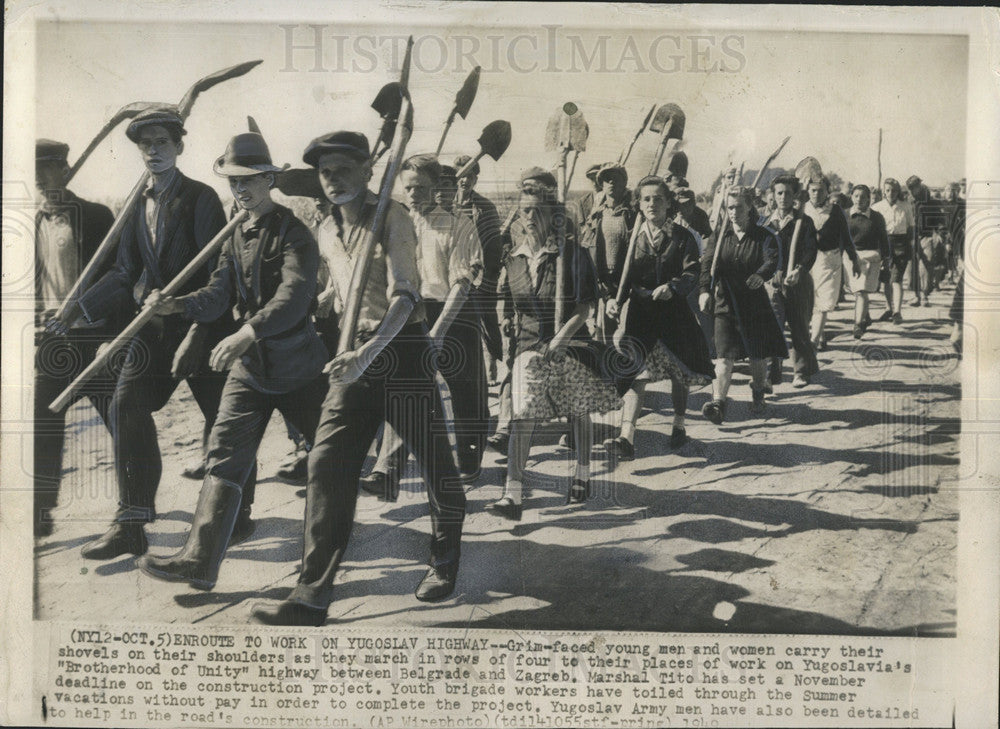 1940 Press Photo grim men shovels shoulder Zagreb tito - Historic Images