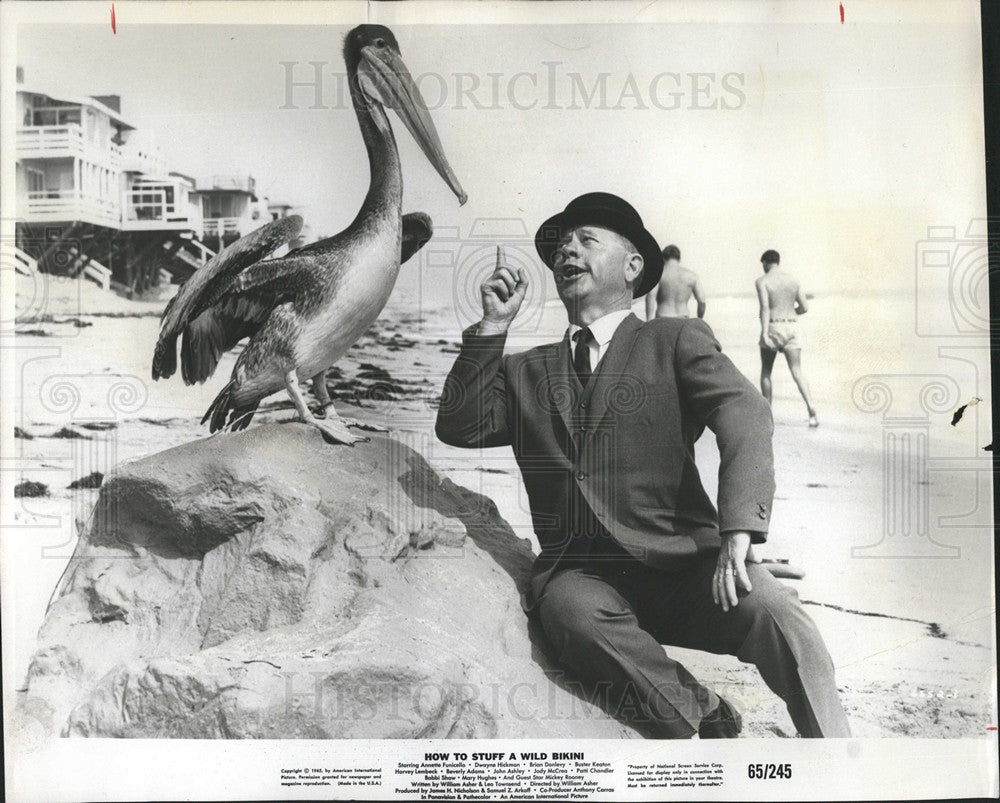 1965 Press Photo Pelican Pete mickey Rooney Keane man - Historic Images