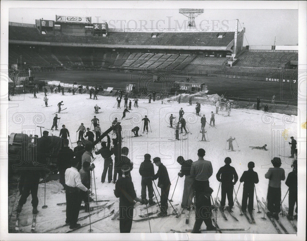 1954 Press Photo Winter Korakuen Stadium Tokyo Japan - Historic Images