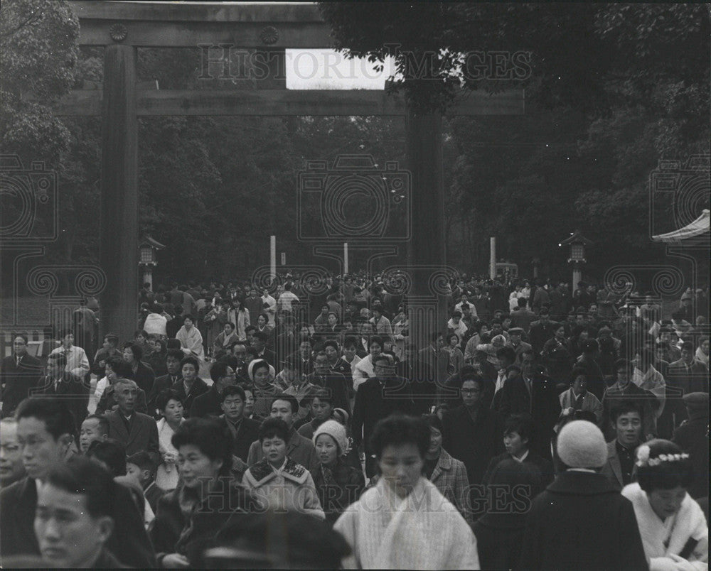 Press Photo Meiji Shrine New Year Day Eve Tokyo People - Historic Images