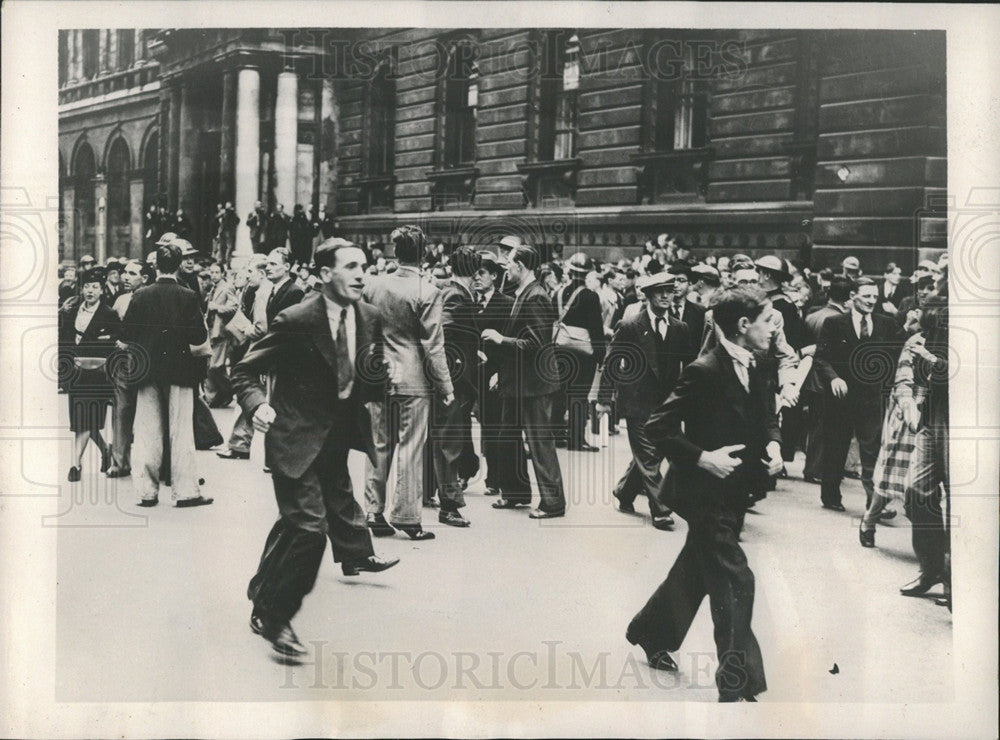 1940 Press Photo World War II British Crowd Dowing - Historic Images