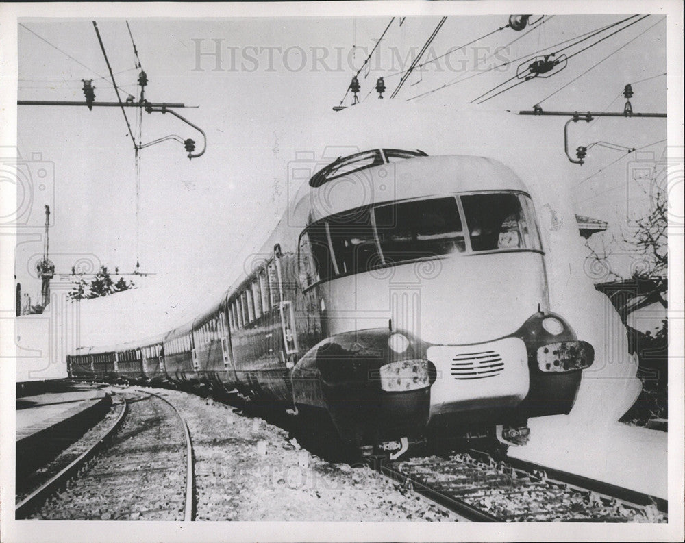 1954 Press Photo People Train traveling Italy railroad - Historic Images