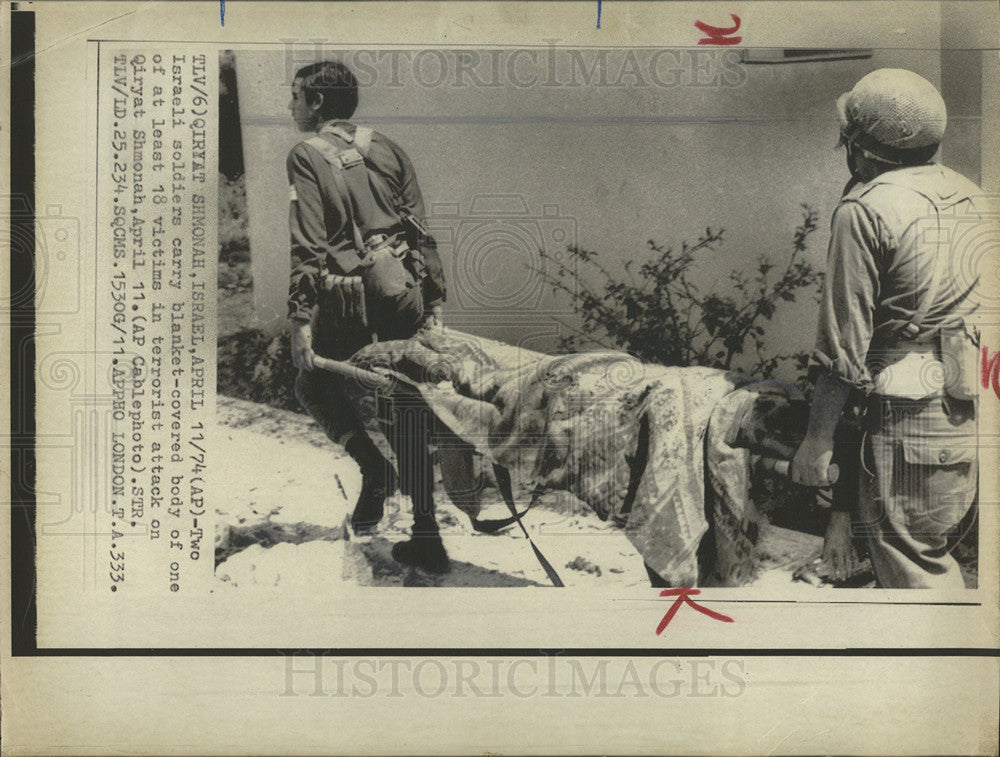 1974 Press Photo Israeli soldiers blanket Qiryat body - Historic Images