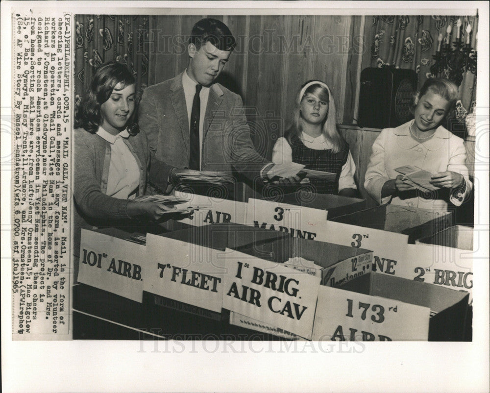 1965 Press Photo Mail Vietnam volunteer workers cards - Historic Images