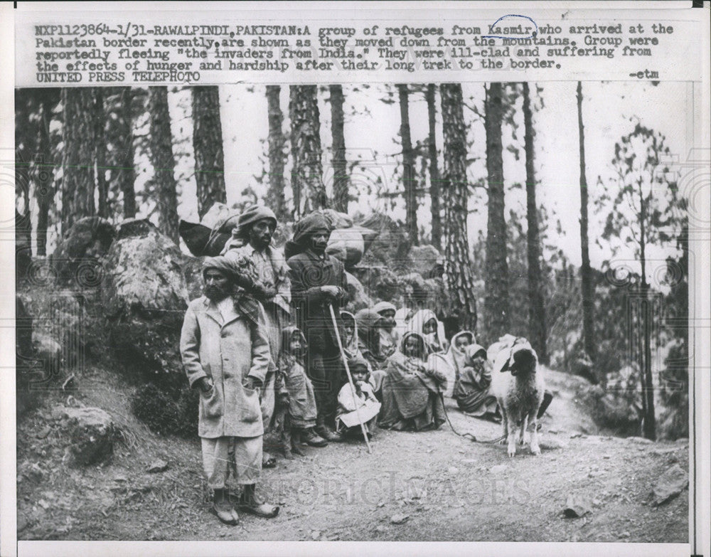 1957 Press Photo A Group of Refuges Kasmir Pakistan - Historic Images