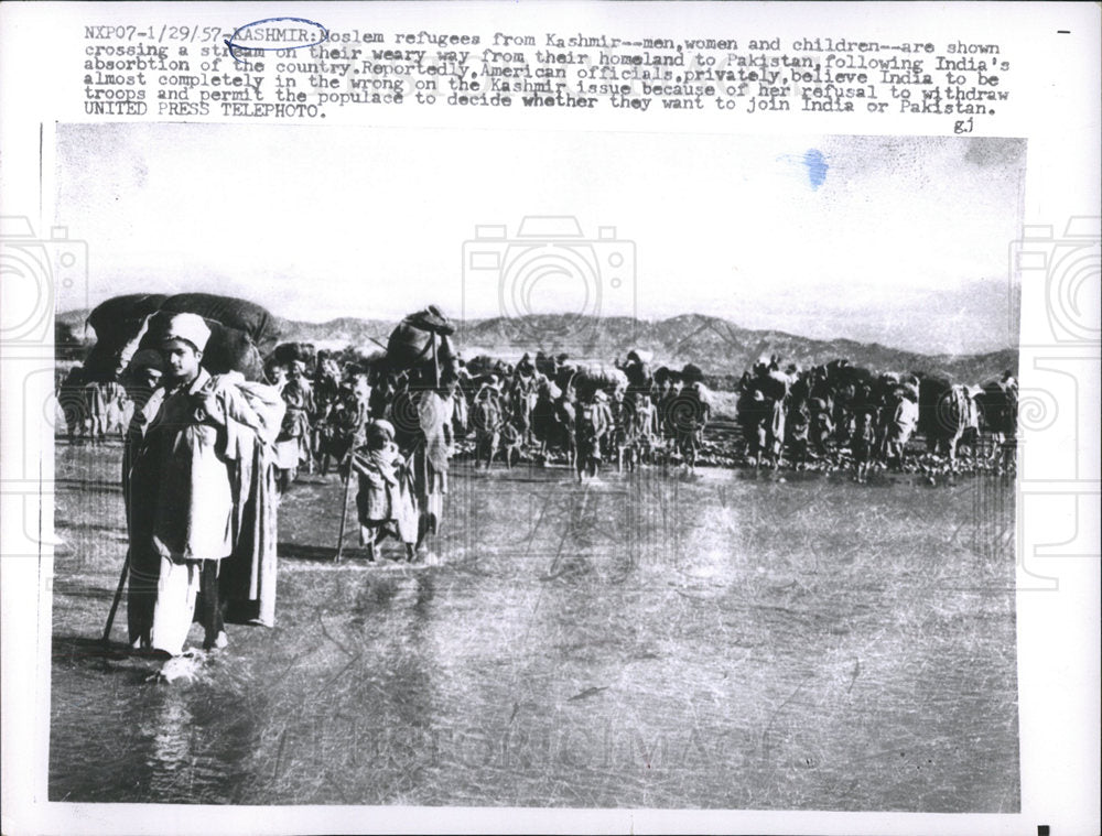 1957 Press Photo Kashmir Moslem pakistan Men women - Historic Images