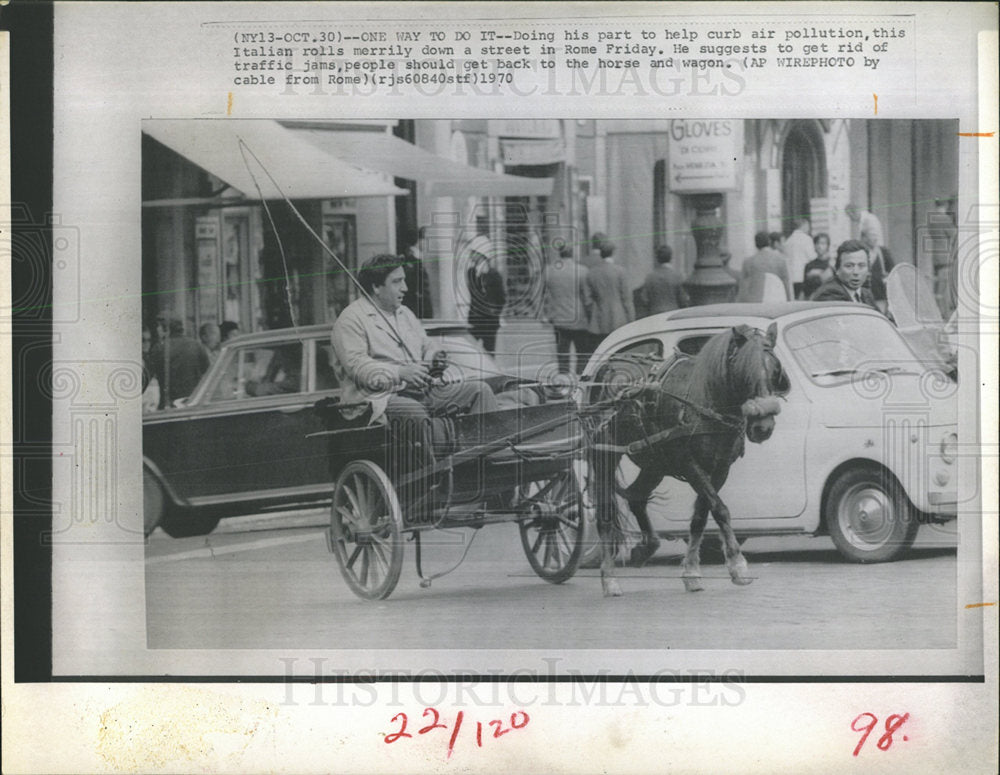 1970 Press Photo Horse rolls in the Street of Rome. - Historic Images