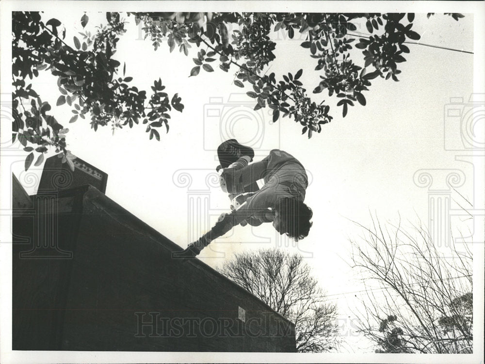 1982 Press Photo Skate Boat Boy Photograph Weaver Tripp - Historic Images