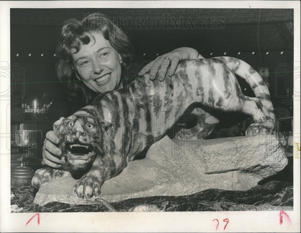 1965 Press Photo Solid Stone Tiger Office Paperweight - Historic Images