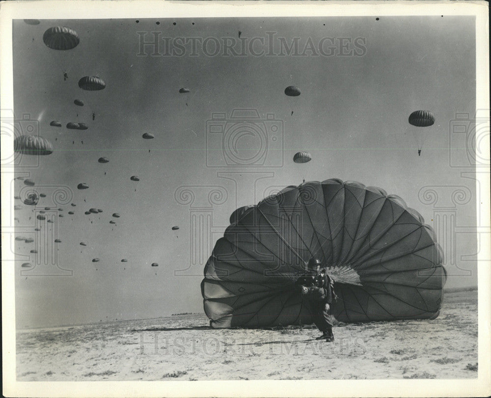 1964 Press Photo Parachutes Picture Man - Historic Images