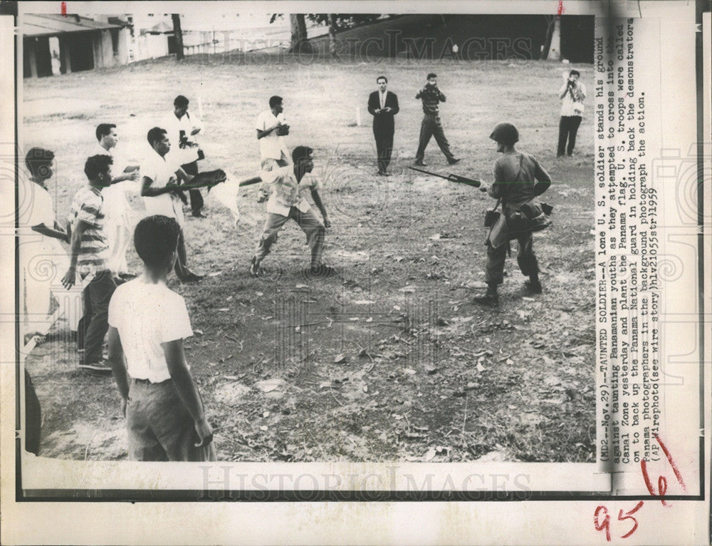 1959 Press Photo US soldier Panamanian youths Panama - Historic Images