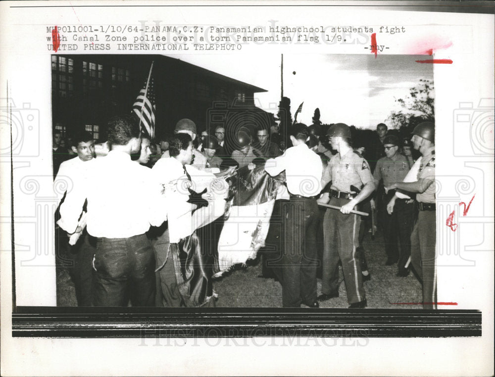 1964 Press Photo Panamanian school student fight police - Historic Images