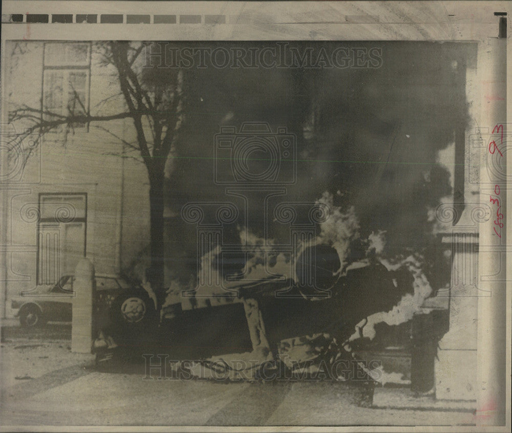 1974 Press Photo Lisbon Street Vehicle Portuguese Burns - Historic Images