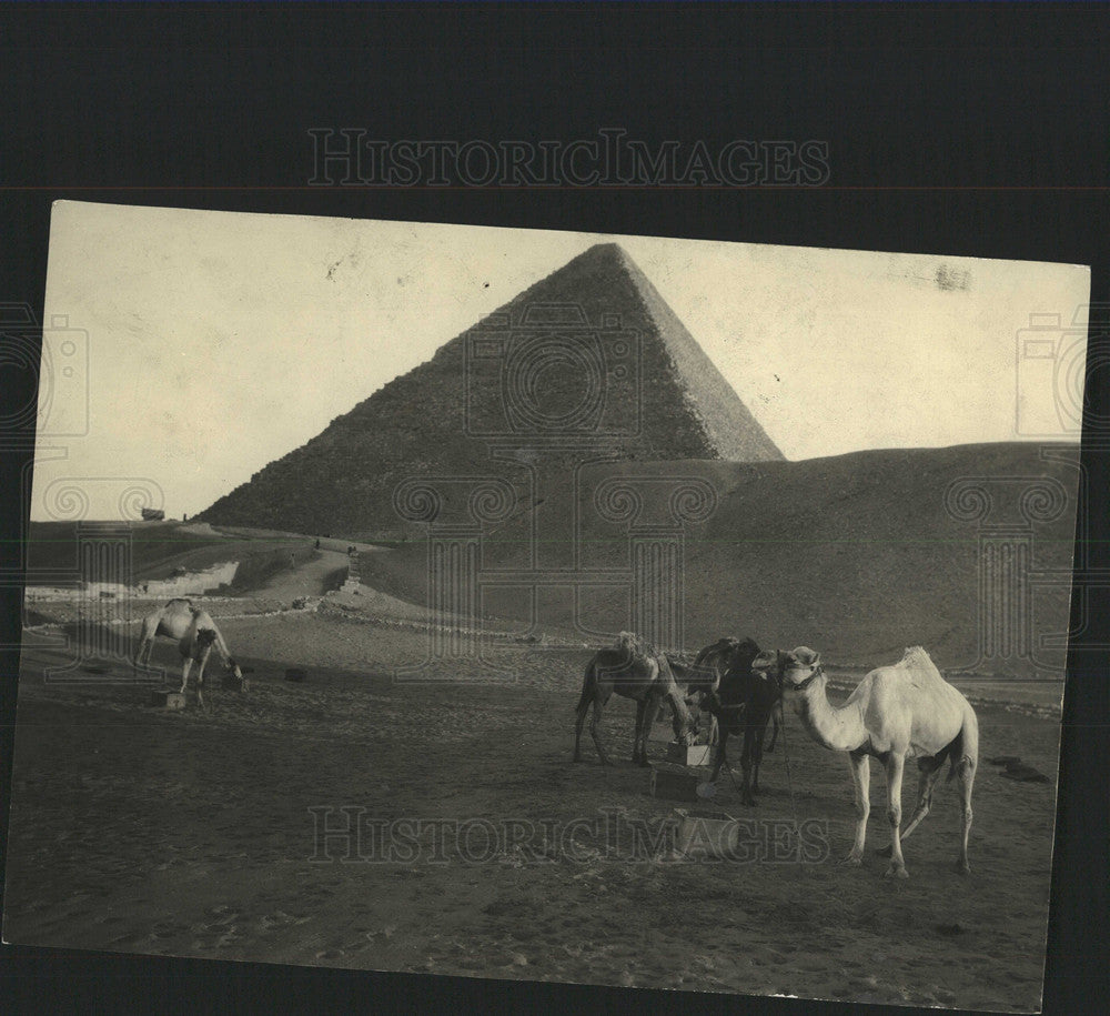 Press Photo Pyramid Cheops Foreground Desert Police - Historic Images