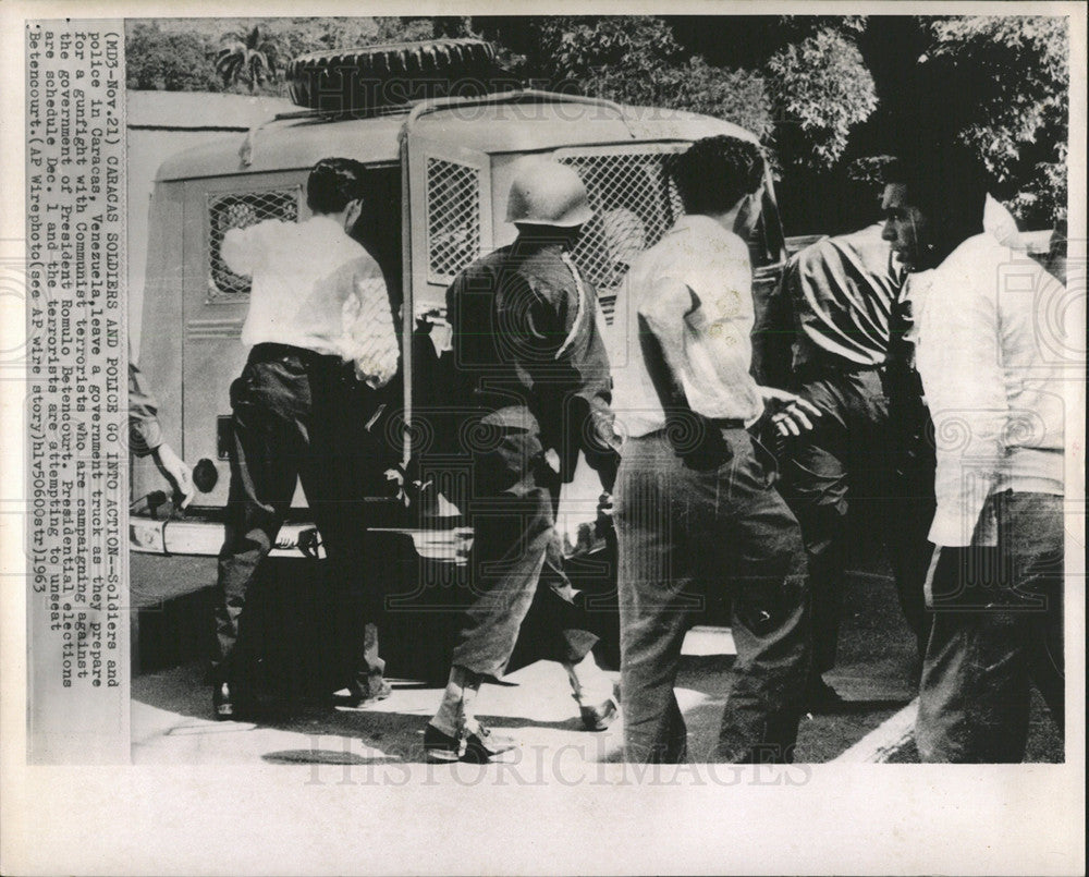 1963 Press Photo Venezuela Soldier Police Riot Gunfight - Historic Images