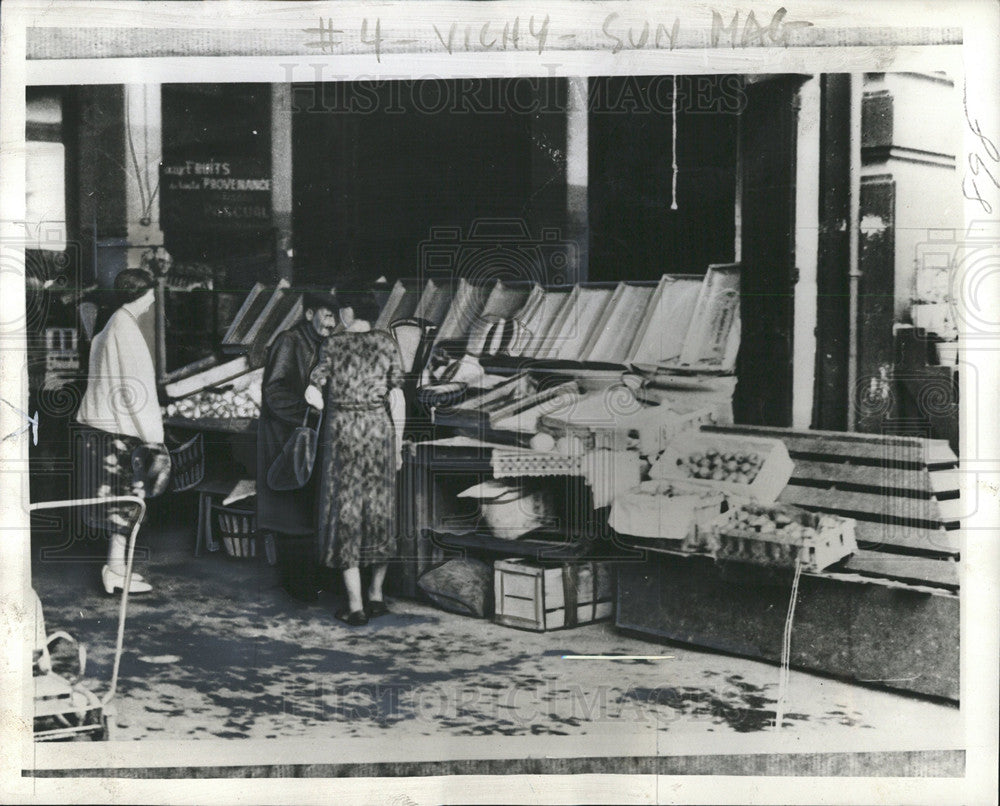 1942 Press Photo The sidewalk vegetable shop food racks - Historic Images