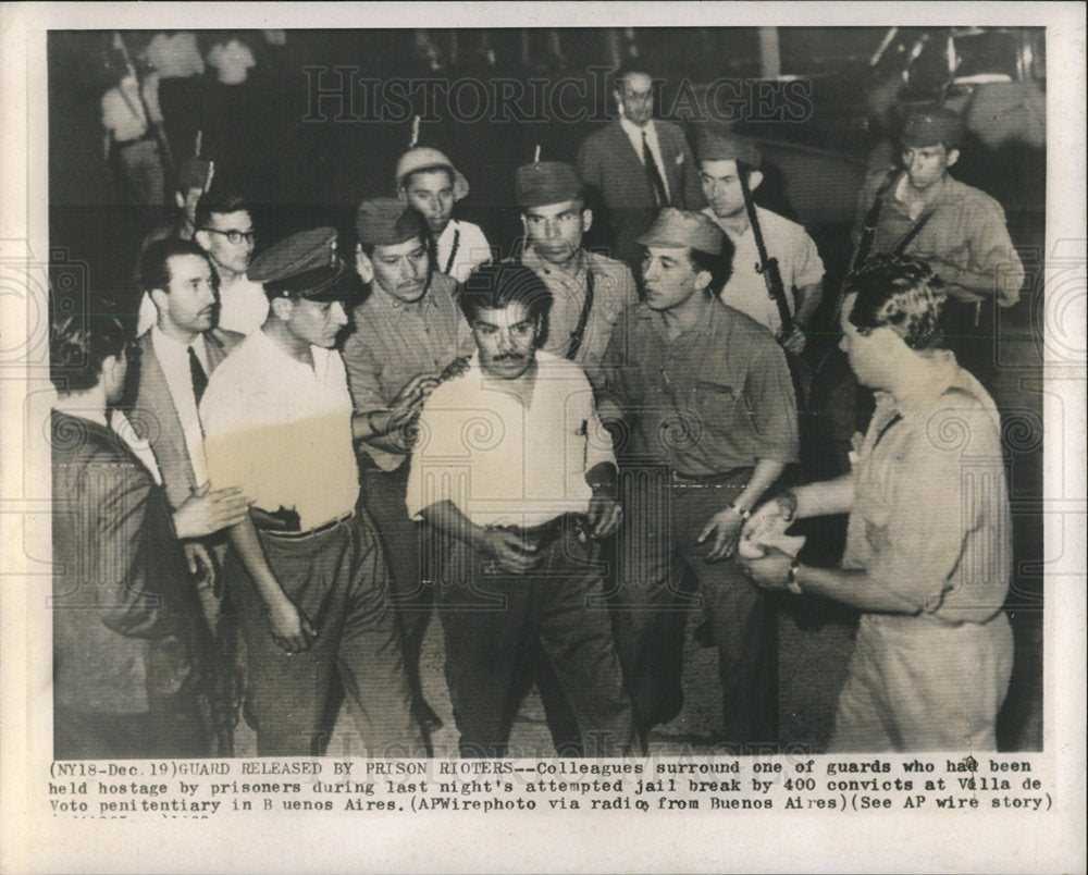 1963 Press Photo Aigentina Guard released by prision - Historic Images