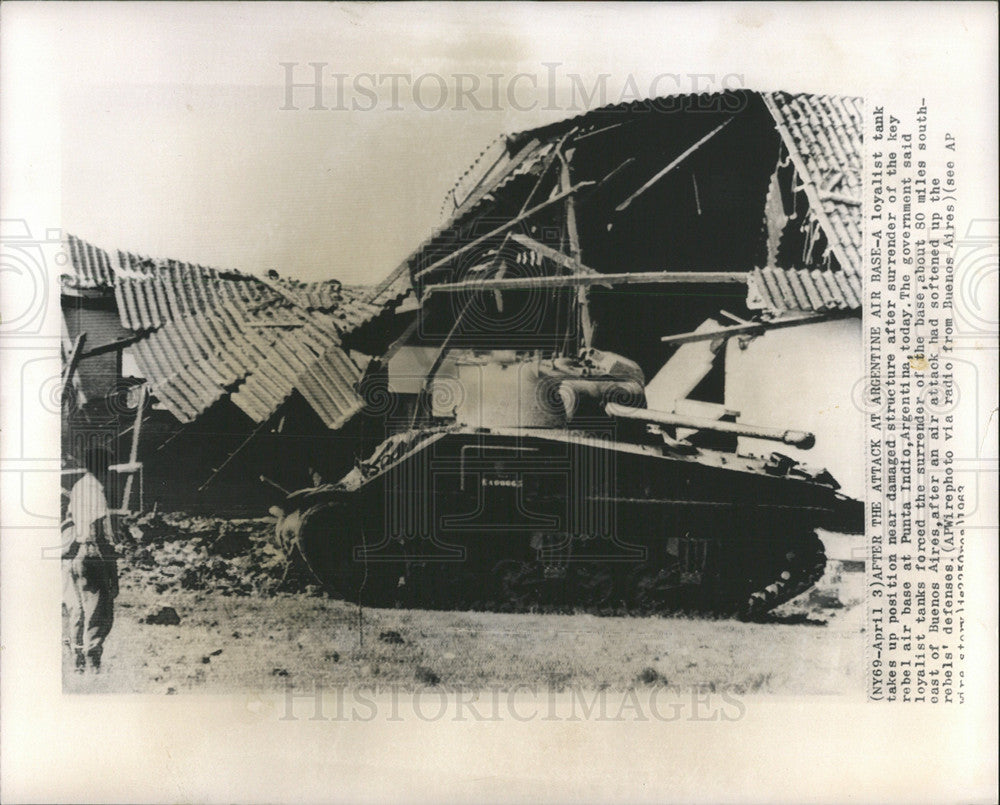 1963 Press Photo Argentina Air Punts Indio tank damaged - Historic Images