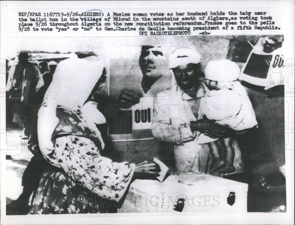 1958 Press Photo Moslem women husband Algeria village - Historic Images