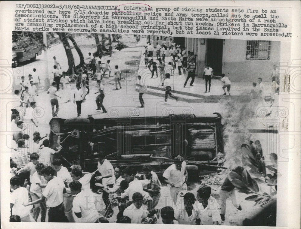 1962 Press Photo Colombia rioting students army troops - Historic Images