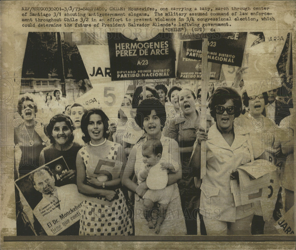 1973 Press Photo Housewife Santiago Slogans baby march - Historic Images