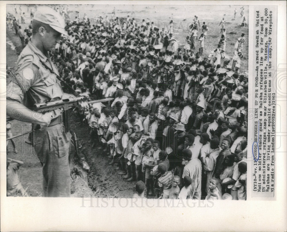 1961 Press Photo Congo Refuge line food Swedsih Soldier - Historic Images