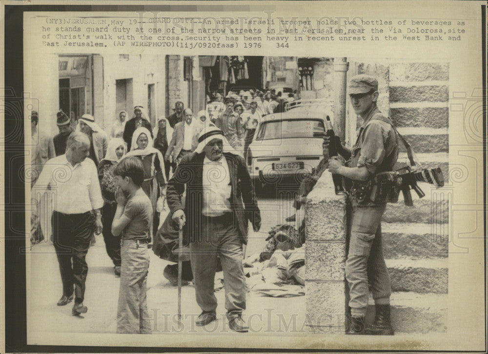 1976 Press Photo Armed Israeli Military Man Jerusalem - Historic Images