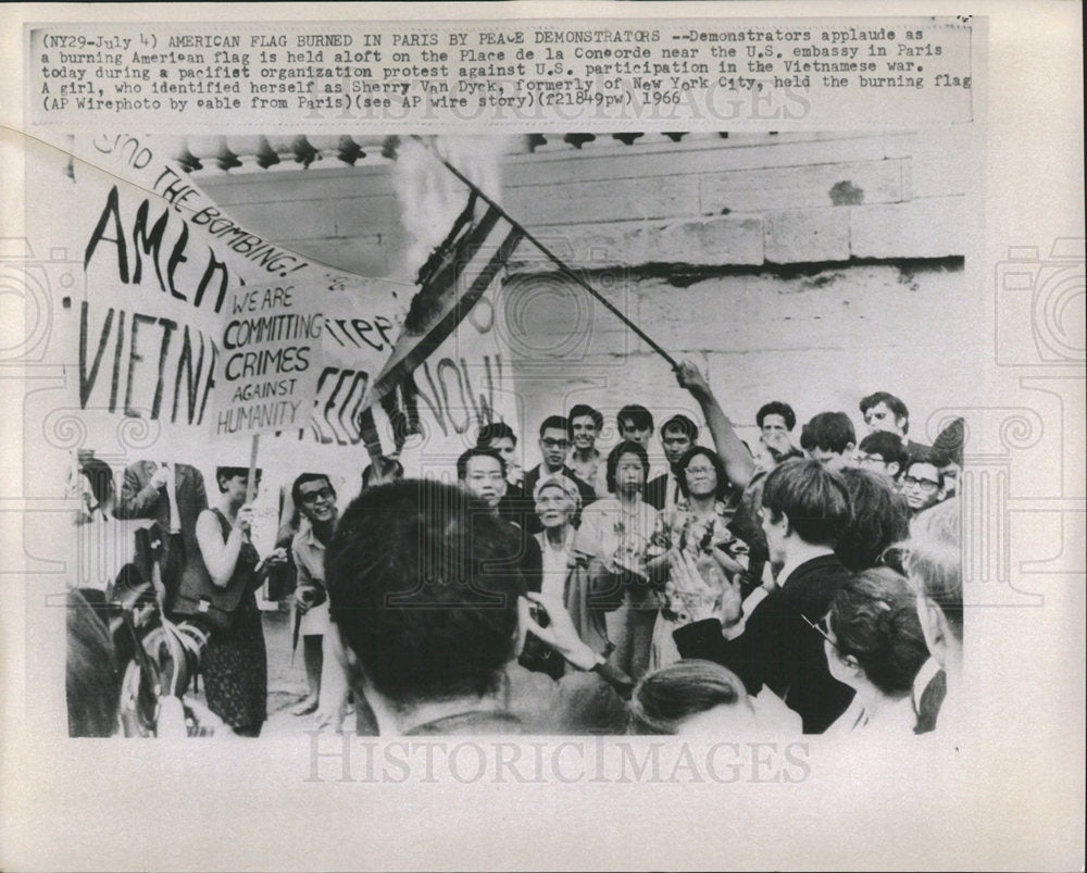 1966 Press Photo De La Concorde Embassy Paris flag - Historic Images