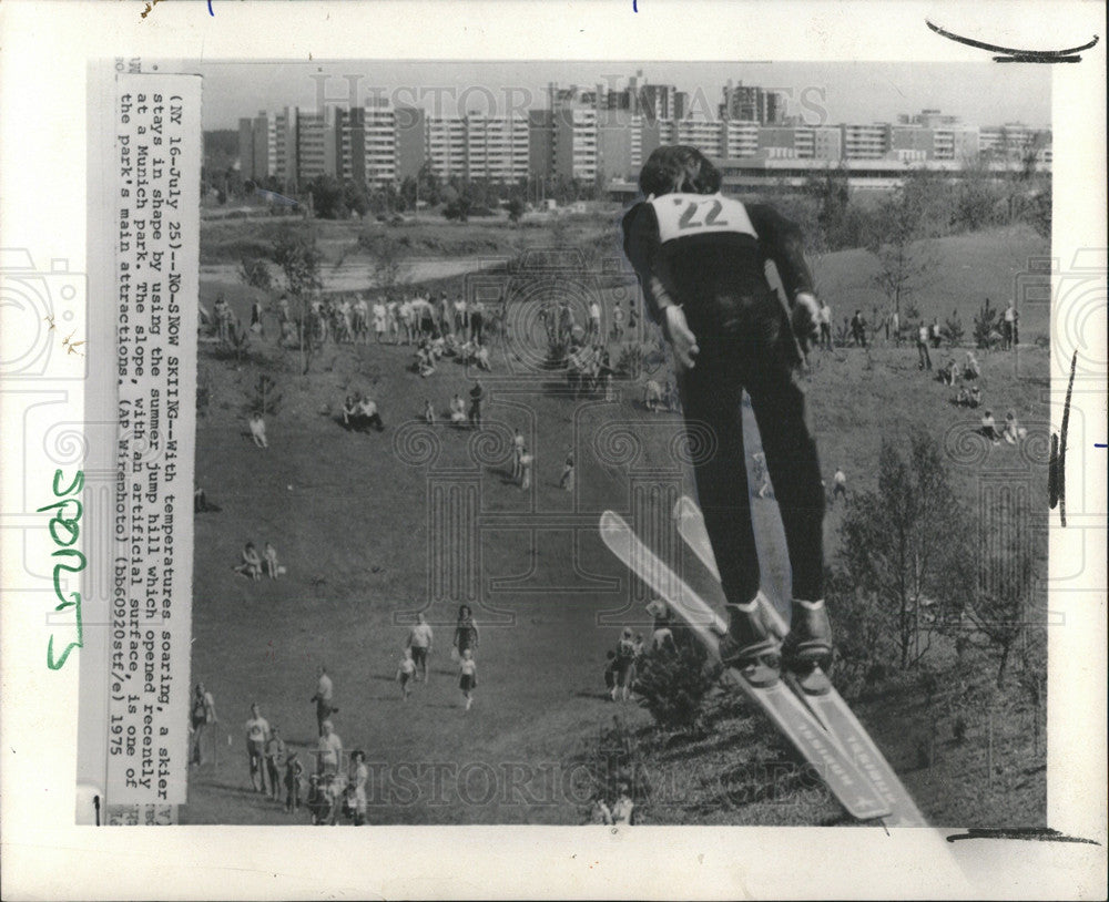 1975 Press Photo Skier Summer Jump Hill In Munich Park - Historic Images