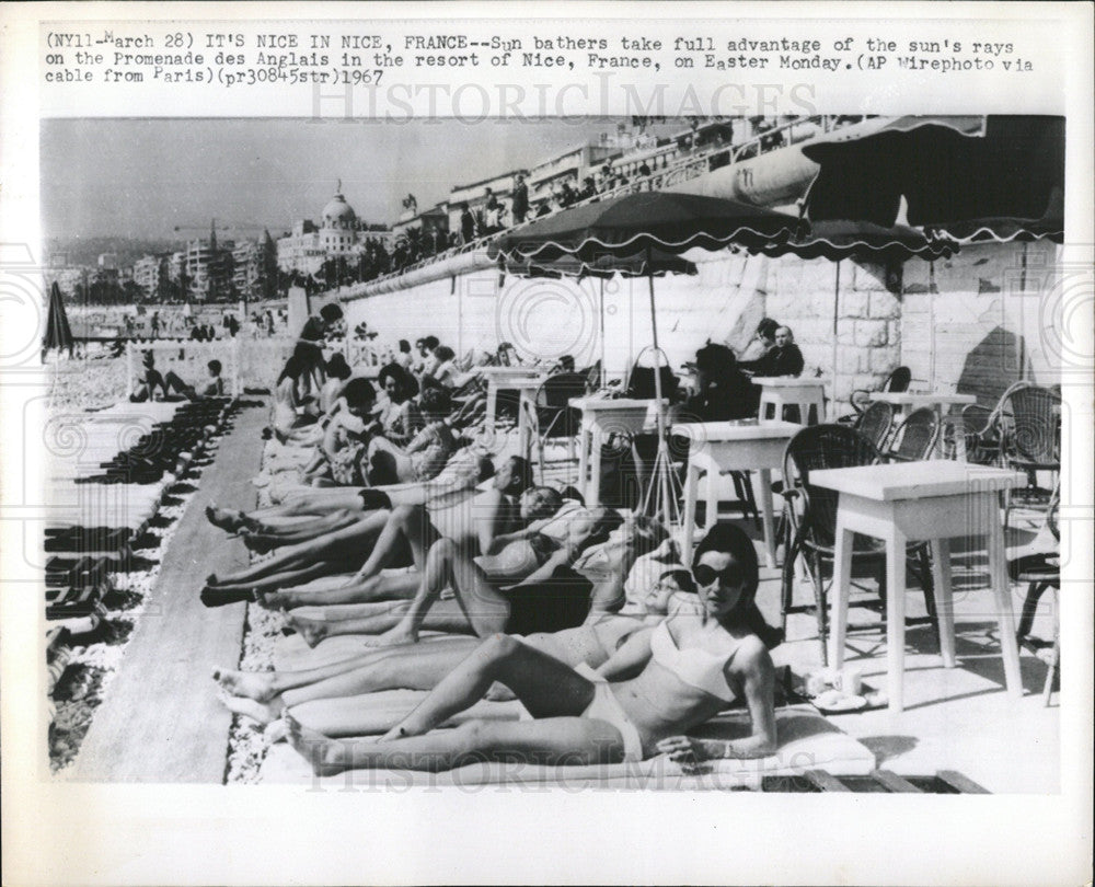 1967 Press Photo Sun bathers Promenade des Anglais Nice - Historic Images