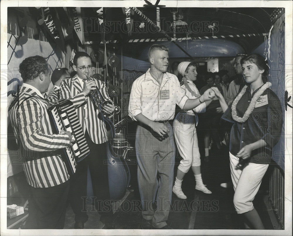 1958 Press Photo Arlington High School Students Dance - Historic Images