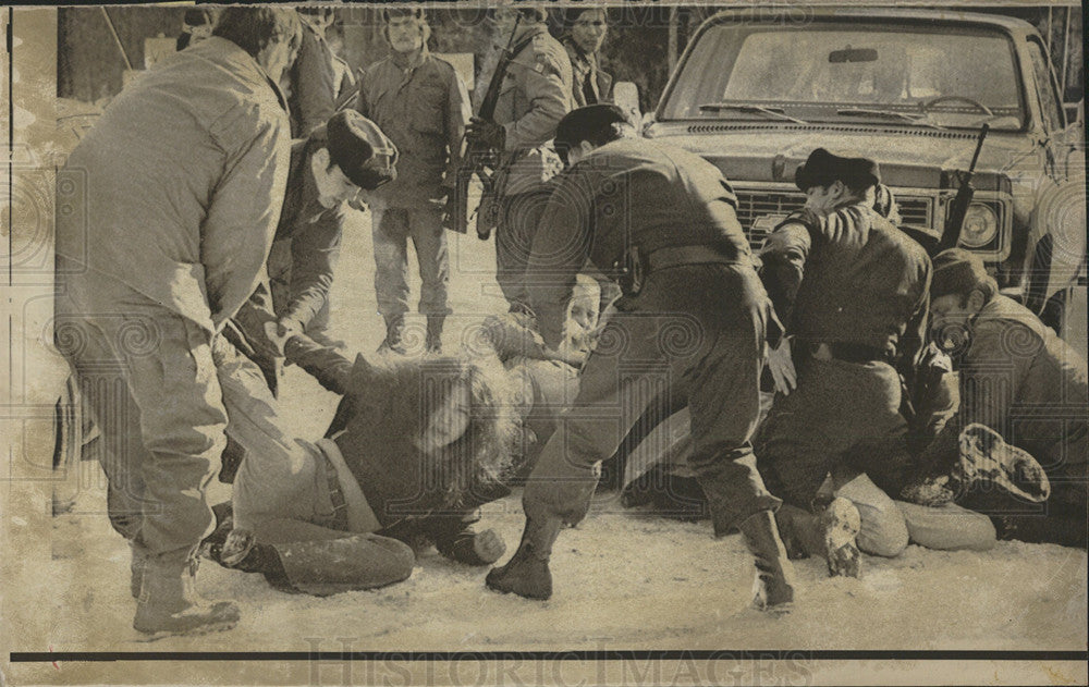 1975 Press Photo Wisconsin Army National Guardsmen riot - Historic Images