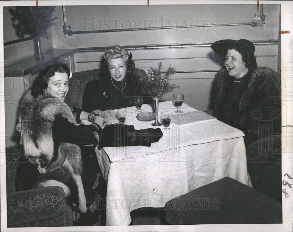 1946 Press Photo German Clothes Capital Berilners Dress - Historic Images