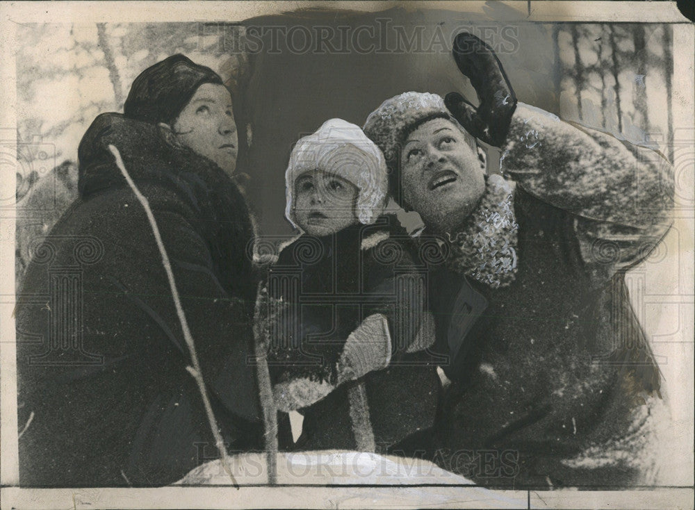 1940, Finnish family look skyward plane bomb - RRX83035 - Historic Images