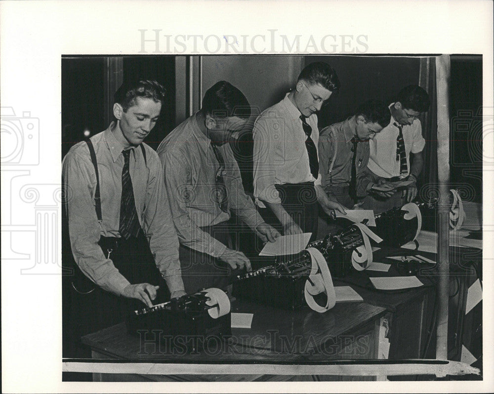 1939 Press Photo Men Counting Election Votes Night - Historic Images