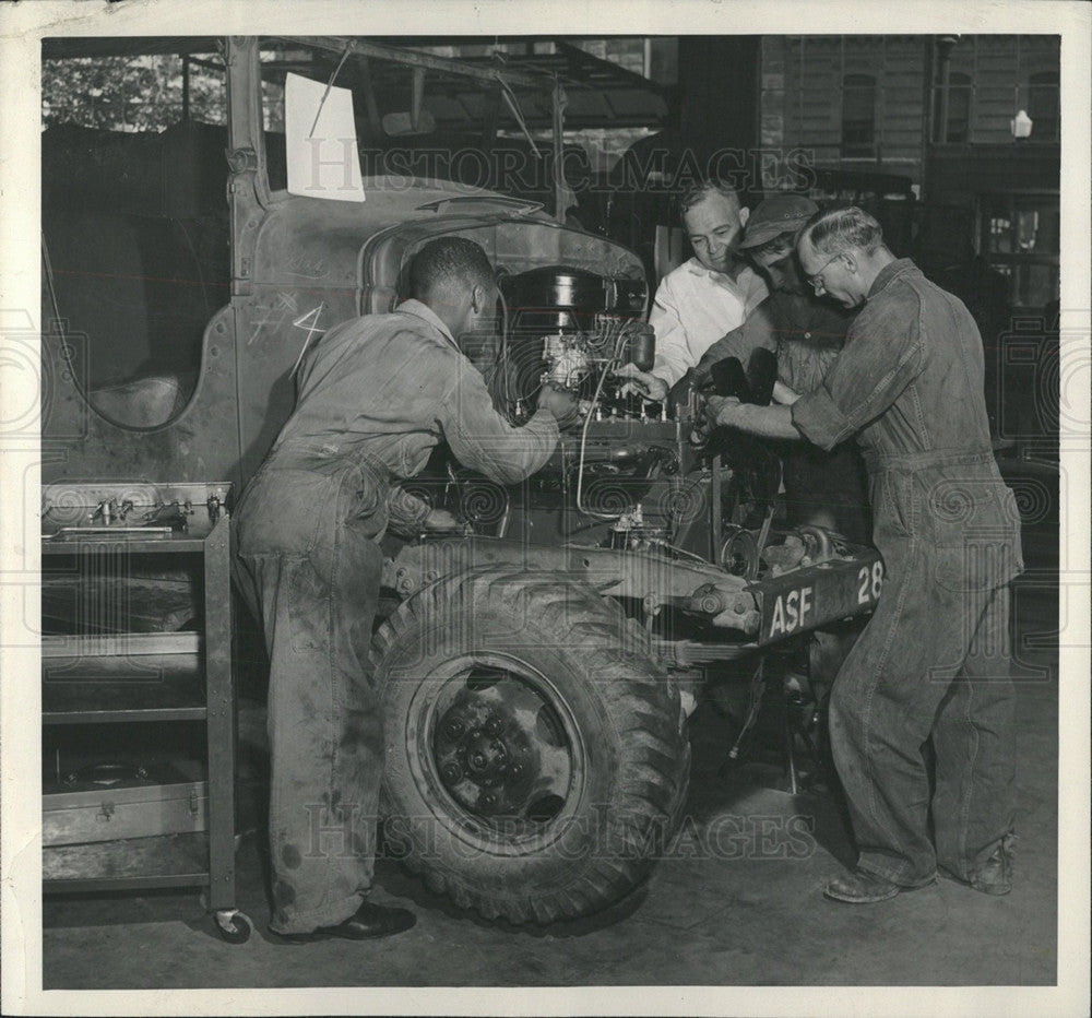 1944 Press Photo Jackson Knutzen La Torra Hill Truck - Historic Images