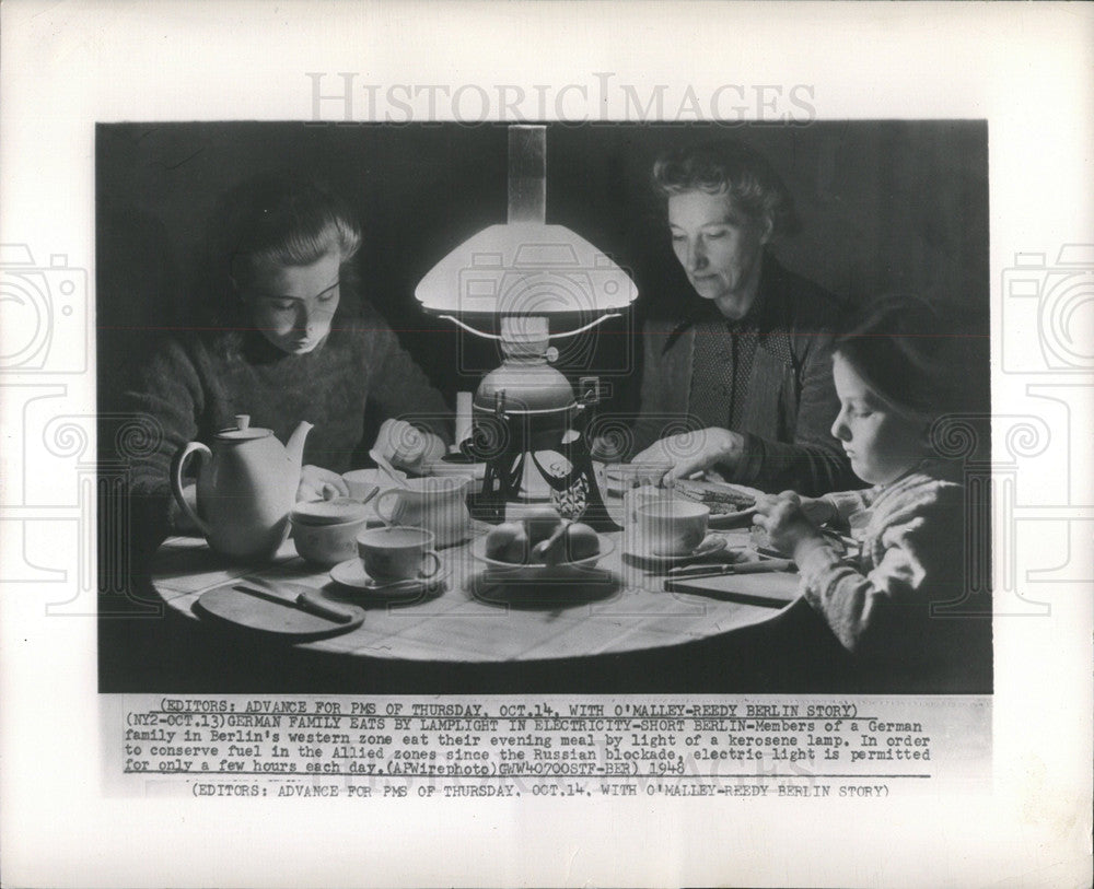 1948 Press Photo German Family Eating Lamplight - Historic Images