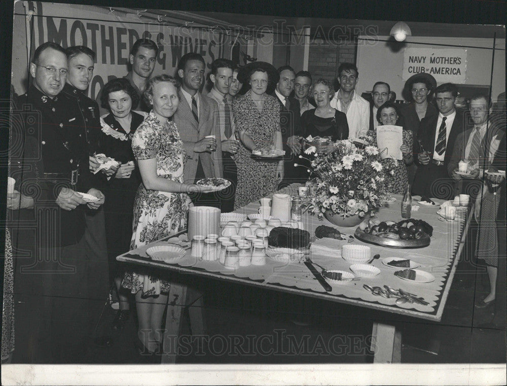 1942 Press Photo Marine Corps New Recruits Entertained - Historic Images