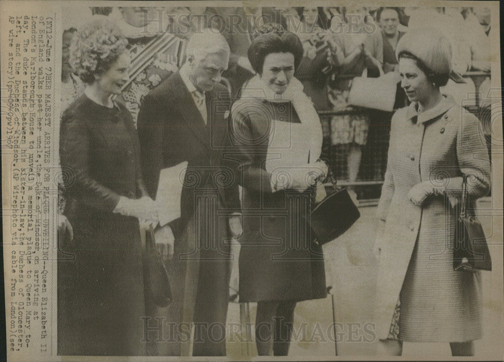 1967 Press Photo Queen Elizabeth Arrives Marlborough - Historic Images