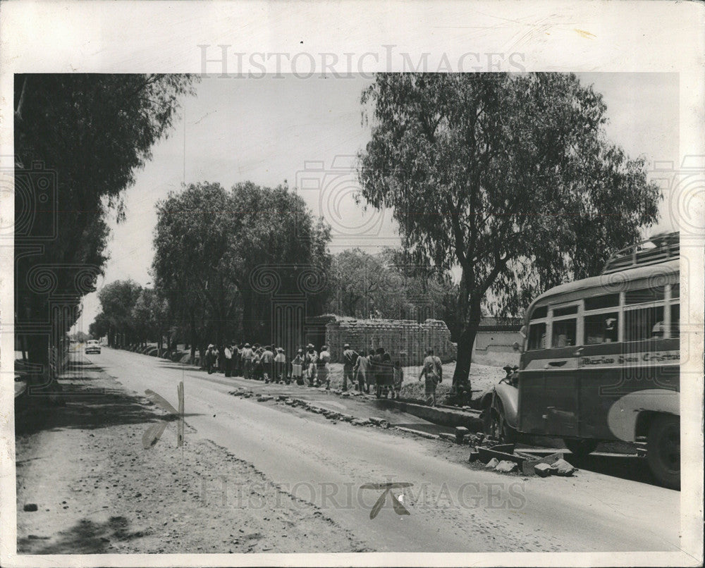 1947 Press Photo Bus sawdust Mexico caustic soda statio - Historic Images