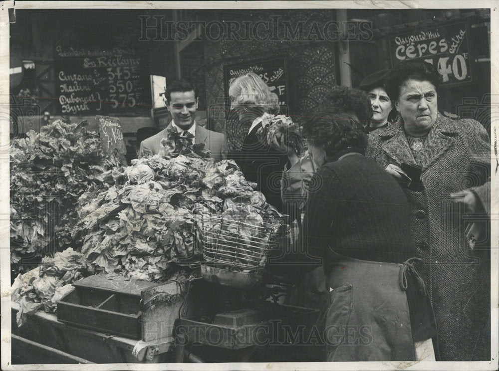 1951 Press Photo Paris France Open Air Markets Shoppers - Historic Images