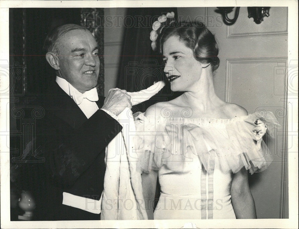 1938 Press Photo Harry Woodring Helps Wife With Wrap - Historic Images