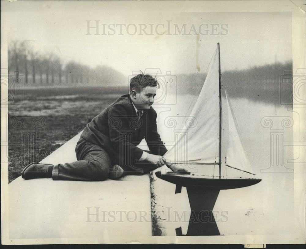 1932 Press Photo Phillip Fell Lauches His Toy Yacht - Historic Images