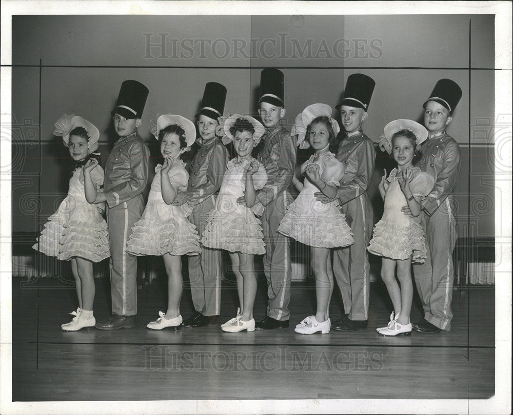 1941 Press Photo Christmas Entertainers - Historic Images