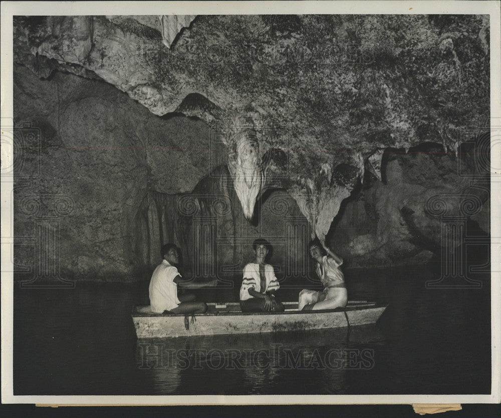 1961 Press Photo Tourists Runaway Caves Jamaica - Historic Images