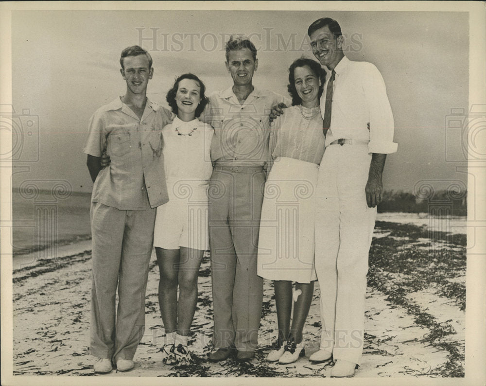 1940 Press Photo Honeymoon Isle Owner and Guests - Historic Images