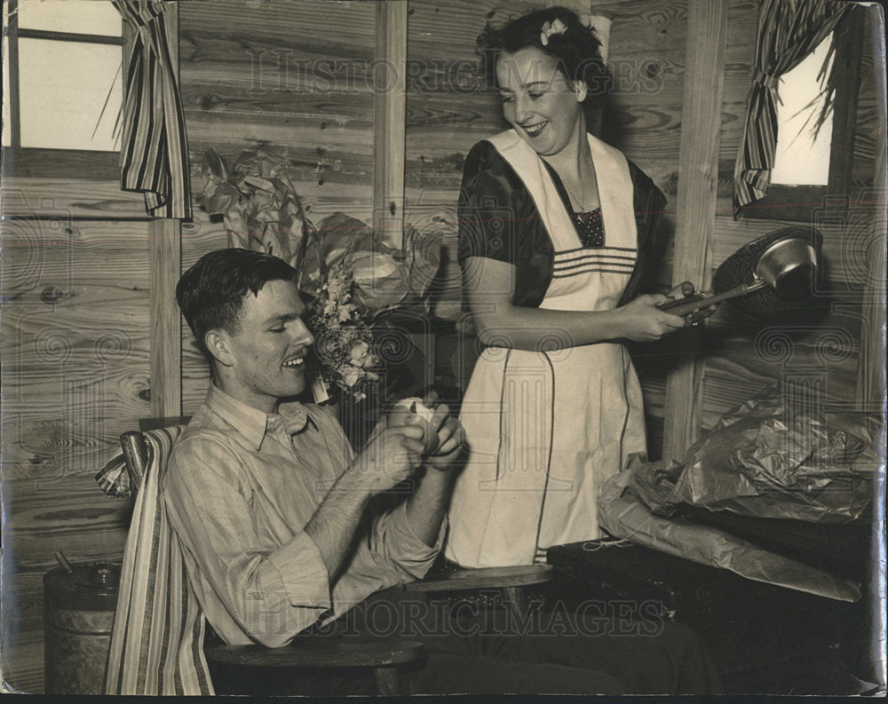 1940 Press Photo Mr. Mrs. Ernest Burkett Honeymoon Isle - Historic Images