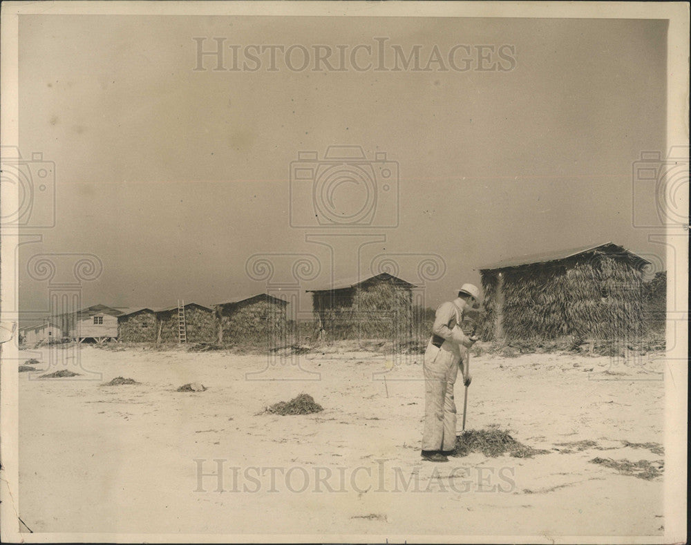 1940 Press Photo workmen cleaning Honeymoon Isle coast - Historic Images