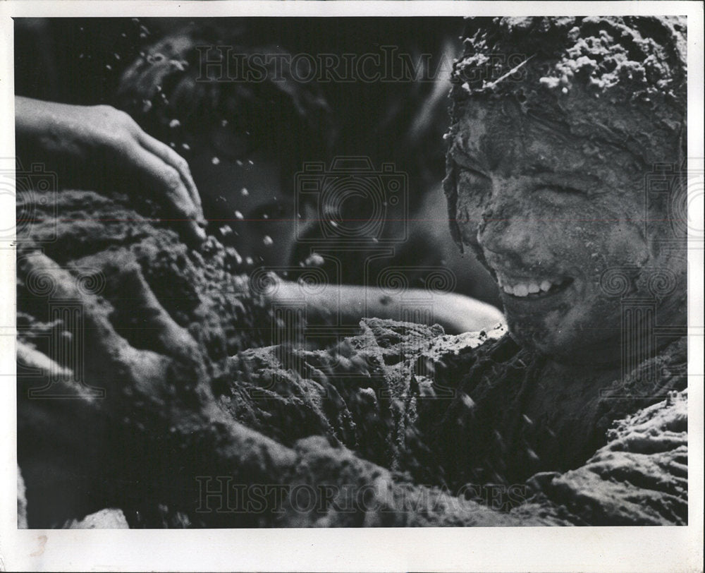 1976 Press Photo Taylor, Johnson and Cameron Enjoy Mud - Historic Images