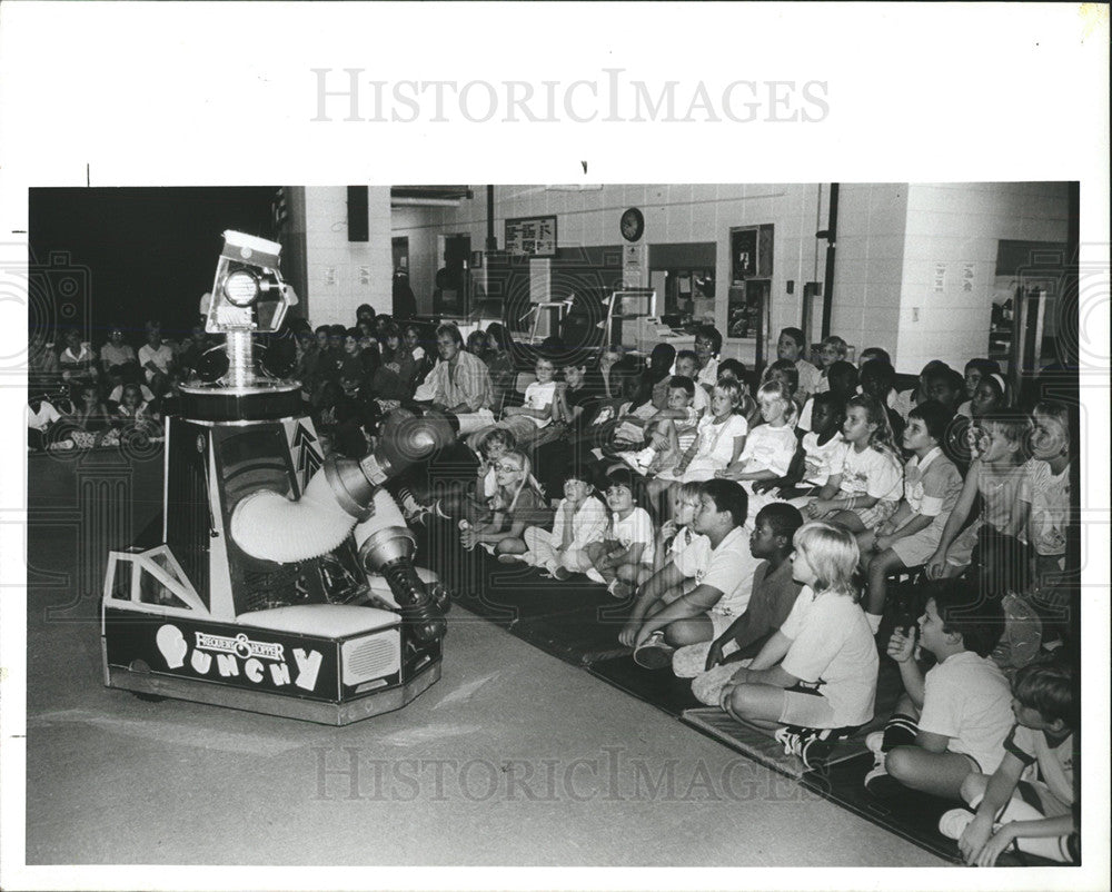 1988 Press Photo Punchy Robot Tyrone Elementary School - Historic Images